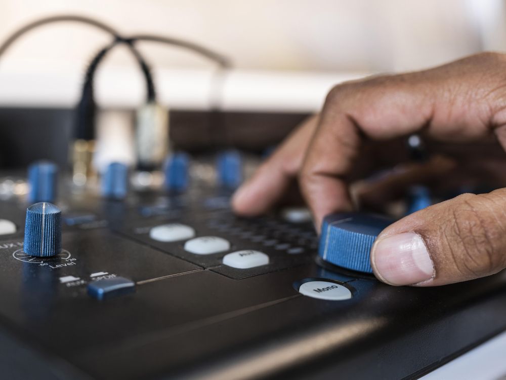 Precyzyjny montaż sprzętu audio przez technika Urban Sound
